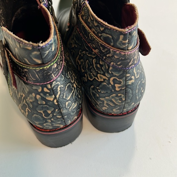 L’Artiste - 10, black leather embossed ankle boots‎